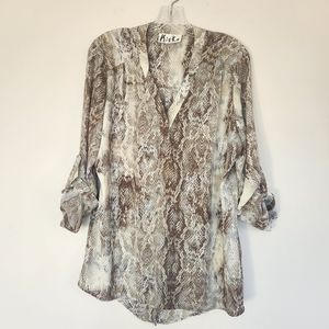 Mieka Boutique Womens Split Back Snake Skin Flowy Blouse Mobwife Animal Print L